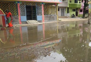 பாதாள சாக்கடையில் அடைப்பு கழிவுநீரால் சுகாதார சீர்கேடு