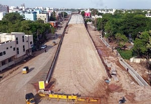சிவகங்கை ரோட்டில் பாலம், ரவுண்டானா பணிகள் தீவிரம் அண்ணா பஸ் ஸ்டாண்ட், ஆவின் சந்திப்புகளில்