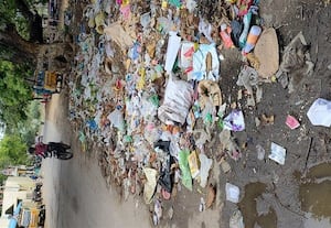 ரோட்டில் குவியும் பாலிதீன் குப்பை