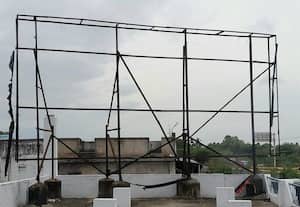விபத்துக்கு வழிவகுக்கும் ராட்சத பேனர்கள்