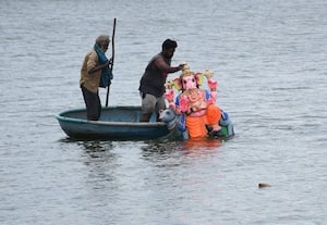 விநாயகர் சிலைகள் குளங்களில் விசர்ஜனம் 