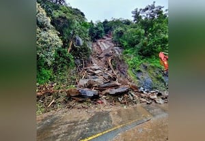 பாறை விழுந்து -போக்குவரத்து பாதிப்பு