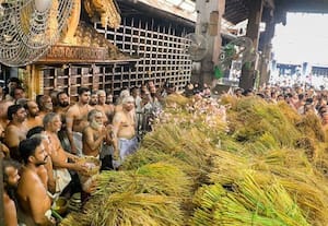 குருவாயூரில் 'இல்லம் நிறை' பூஜை; நெற்கதிருடன் பக்தர்கள் பங்கேற்பு
