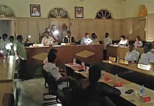 மொபைல்போன்  டார்ச் வெளிச்சத்தில் நடந்த கும்பகோணம் மாநகராட்சி கூட்டம்