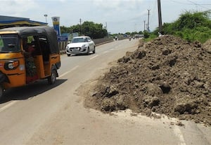 சாலையோரம் மண் குவிப்பு அச்சத்தில் வாகன ஓட்டிகள்