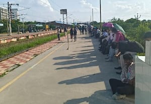 பொத்தேரி ரயில் நிலையத்தில் கூடுதலாக இருக்கை, கூரை அமைக்க வேண்டுகோள்