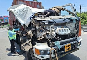 விபத்தில் உருக்குலைந்த லாரி ஓட்டுனருக்கு தீவிர சிகிச்சை