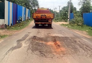 வடமங்கலம் சாலை சேதம் வாகன ஓட்டிகள் அவதி