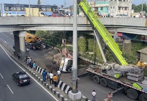 ஜி.எஸ்.டி., சாலையில் கவிழ்ந்த டேங்கர் லாரி குரோம்பேட்டையில் நெரிசல்