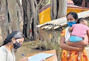 பழங்குடியினருக்கு உதவும் 18 வயது மாணவி