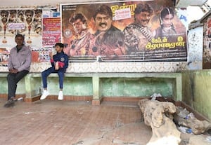  முடிந்தால் நின்று பார்? மக்களை மிரட்டும் பஸ் ஸ்டாப்கள்