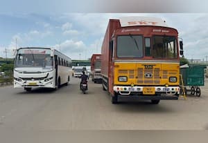 சாலையில் நிறுத்தப்படும் வாகனங்களால் விபத்து அபாயம்