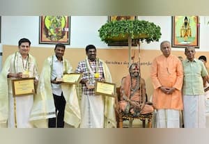  'தினமலர்' இணை நிர்வாக ஆசிரியருக்கு விருது! பூஜ்ய ஸ்ரீ சச்சிதானந்த தீர்த்த சுவாமிகள் வழங்கினார்
