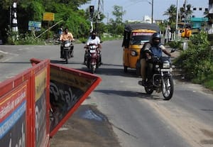 கரியன் கேட் சாலை நடுவே இரும்பிலான தடுப்பு சேதம்