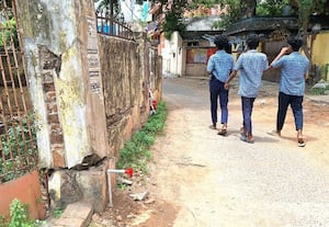 இடிந்து விழும் அபாய நிலையில் கோவில் குளத்தின் சுற்றுச்சுவர்