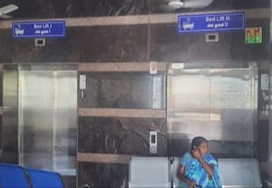 அரசு மருத்துவமனையில் மின்துாக்கி இயங்காததால் நோயாளிகள் அவதி