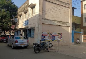 நுாலகத்தில் இட நெருக்கடி கூடுதல் கட்டடம் கட்ட கோரிக்கை