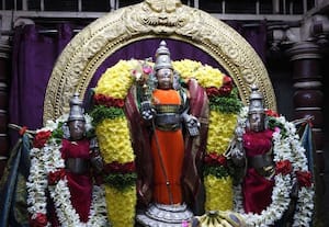 முருகன் கோவிலில் குவிந்த பக்தர்கள் சந்திர கிரகணத்திலும் நடை திறப்பு