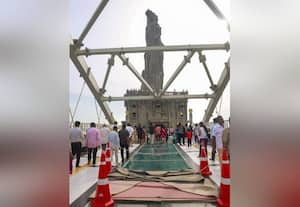 குமரி கண்ணாடி பாலத்தில் சுத்தியல் விழுந்து விரிசல்