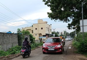 தாழம்பூர் சாலையை அகலப்படுத்த வலியுறுத்தல்