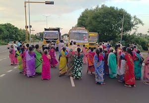 ஏரிக்கரையில் சாலை பணி நிறுத்தம் கிராம மக்கள் திடீர் மறியல்