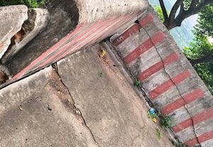 கோவில் சுற்று சுவரில் விரிசல் சீரமைக்க பக்தர்கள் கோரிக்கை