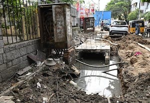 மின் கேபிள்களை சேதப்படுத்தும் வடிகால் பணி ஒப்பந்ததாரர்கள்