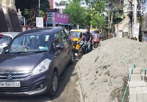 குவிக்கப்படும் கட்டுமான பொருட்களால் தரமணி சாலையில் போக்குவரத்து நெரிசல்