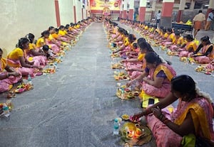 மேல்மலையனுார் அங்காளம்மன் கோவிலில் திருவிளக்கு பூஜை
