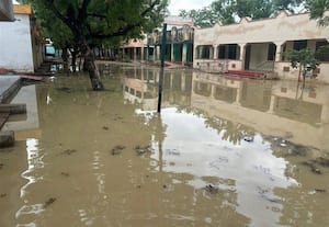 நரிக்குடி அரசு மேல்நிலைப் பள்ளியில் மழைநீர் தேங்கியதால் மாணவர்கள் அவதி