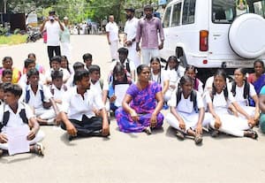 பள்ளி நேரத்தில் பஸ் இயக்க கோரி பெற்றோர்கள், மாணவர்கள் தர்ணா
