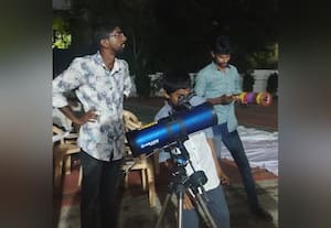 சந்திரகிரகணத்தை கண்டு ரசித்த பள்ளி மாணவர்கள்