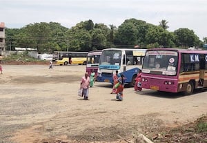 தற்காலிக பஸ் ஸ்டாண்டில் பயணிகள் தவிப்பு