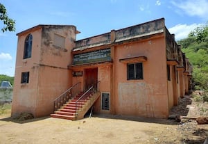 சமுதாய கூடத்தில் தி.மு.க.,வின் இலவச 'டிபன் பாக்ஸ்' மூடைகள்