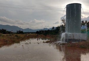 கூடலுாரில் 'ஏர் லாக்' குழாயில் இருந்து வீணாக வெளியேறிய மதுரை குடிநீர்
