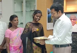 இன்ஜி., படிப்பை தவறவிட்ட ஏழை மாணவி அரசு செலவில் படிக்க வாய்ப்பளித்த கலெக்டர்