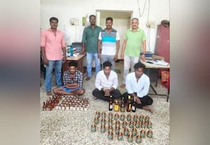 புதுச்சேரி மதுபாட்டில்கள் கடத்திய 3 பேர் கைது