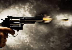 துப்பாக்கி சூட்டில் 6 பேர் பலி 2 பயங்கரவாதிகள் வெறிச்செயல்