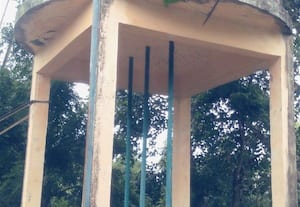 மேல்நிலை நீர்தேக்கத் தொட்டி இடிந்து விழும் அபாயம்