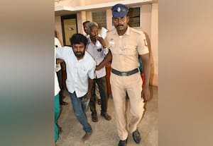 மண்ணெண்ணெய் பாட்டிலுடன் மனு அளிக்க வந்த மாற்றுத்திறனாளி