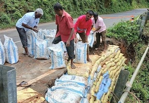  பந்தலுார் நீர்மட்டம் பகுதியில் சேதமடைந்த சாலையில் சீரமைப்பு பணி; 'தினமலர்' செய்தி எதிரொலி