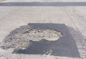 ரூ.26 கோடியில் கட்டிய படப்பை மேம்பாலத்தில்...  விரிசல்  திறந்து மூன்றே மாதங்களில் பல்லிளித்த அவலம்