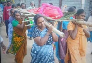  பாடை கட்டி தாயின் உடலை மயானத்திற்கு துாக்கிச் சென்ற மகள்கள்