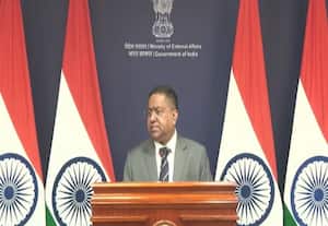 உன்னிப்பாக கண்காணித்து வருகிறோம்; மருந்து பொருட்களுக்கு அமெரிக்கா வரி குறித்து இந்தியா பதில்