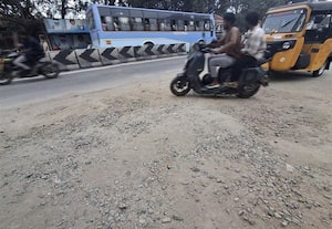 குடிநீர், யு.ஜி.டி.க்கு தோண்டிய சாலைகளை எப்ப சீரமைப்பாங்களோ! விபத்தும் உயிரிழப்பும் தினமும் அதிகரிக்கிறது
