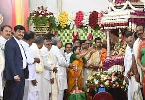 மைசூரு தசராவுக்கு சாயம் பூசும் சித்தராமையா