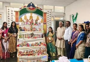 பள்ளியில் கொலு வைத்து கொண்டாடிய மாணவர்கள்