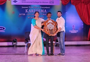 'கரிஷ்மா' பட்டம் பெற்ற மாணவர்கள்