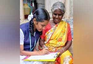 எழுத்து பயிற்சி வழங்கும் என்.எஸ்.எஸ்.,  மாணவர்கள்