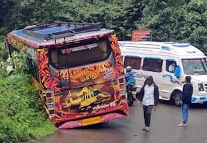 சீரமைக்காத பள்ளத்தில் சிக்கிய சுற்றுலா பஸ்